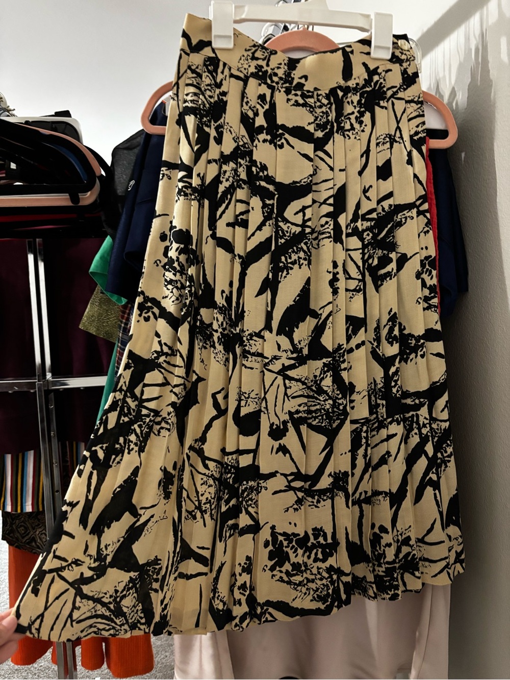 Vintage 1980s e California Pleated Beige and Black Patterned Midi Skirt